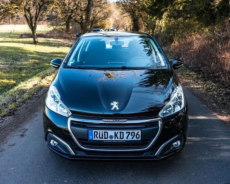 Gebraucht Peugeot 208 Active 83 PS (61 kW) 2019 Schwarz Kleinwagen