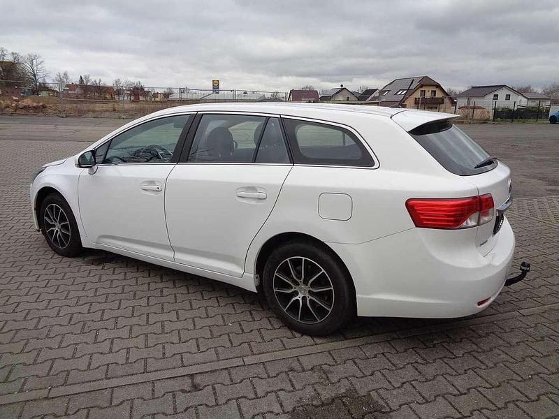 Gebraucht Toyota Avensis Life 147 PS (108 kW) 2013 Weiß Kombi