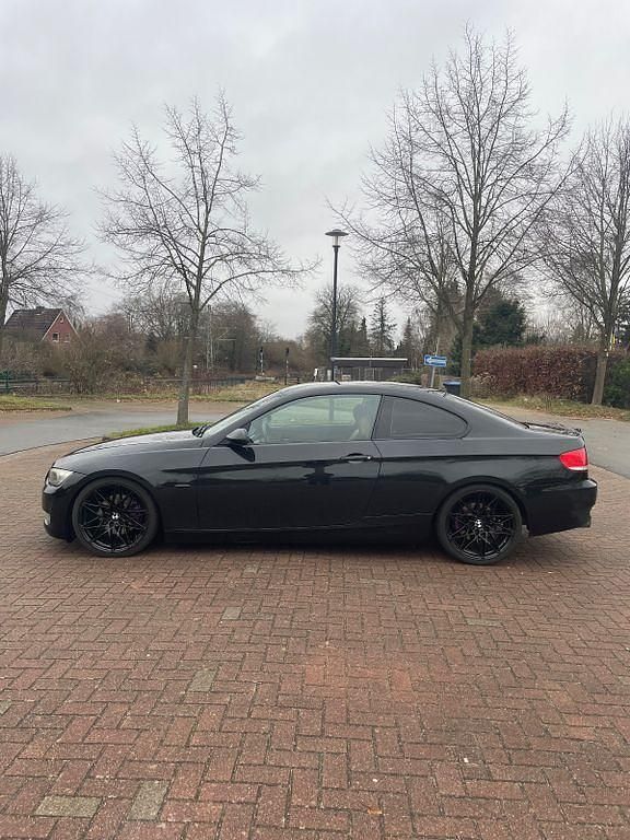 Gebraucht BMW 320 177 PS (130 kW) 2008 Schwarz Coupé