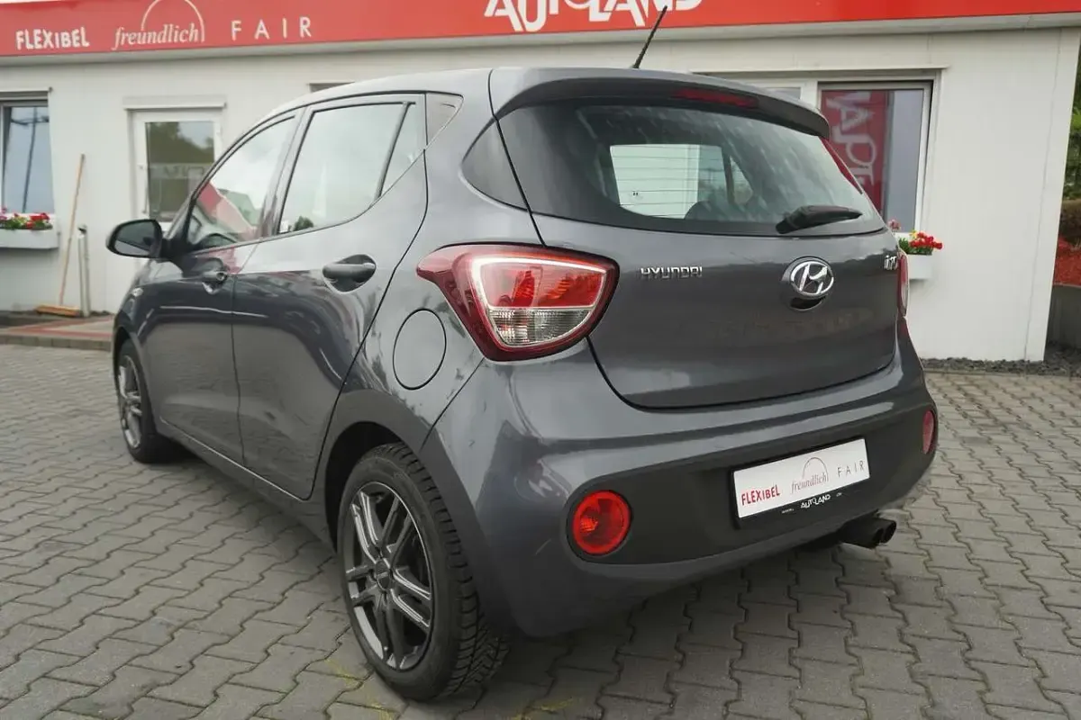 Gebraucht Hyundai i10 Basis 67 PS (49 kW) 2017 Stardust metallic Kleinwagen