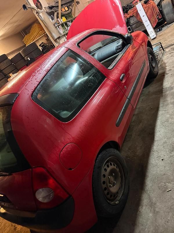 Gebraucht Renault Clio II 58 PS (42 kW) 2002 Rot Kleinwagen