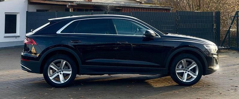 Gebraucht Audi Q8 Sport 231 PS (169 kW) 2020 Tiefschwarz SUV