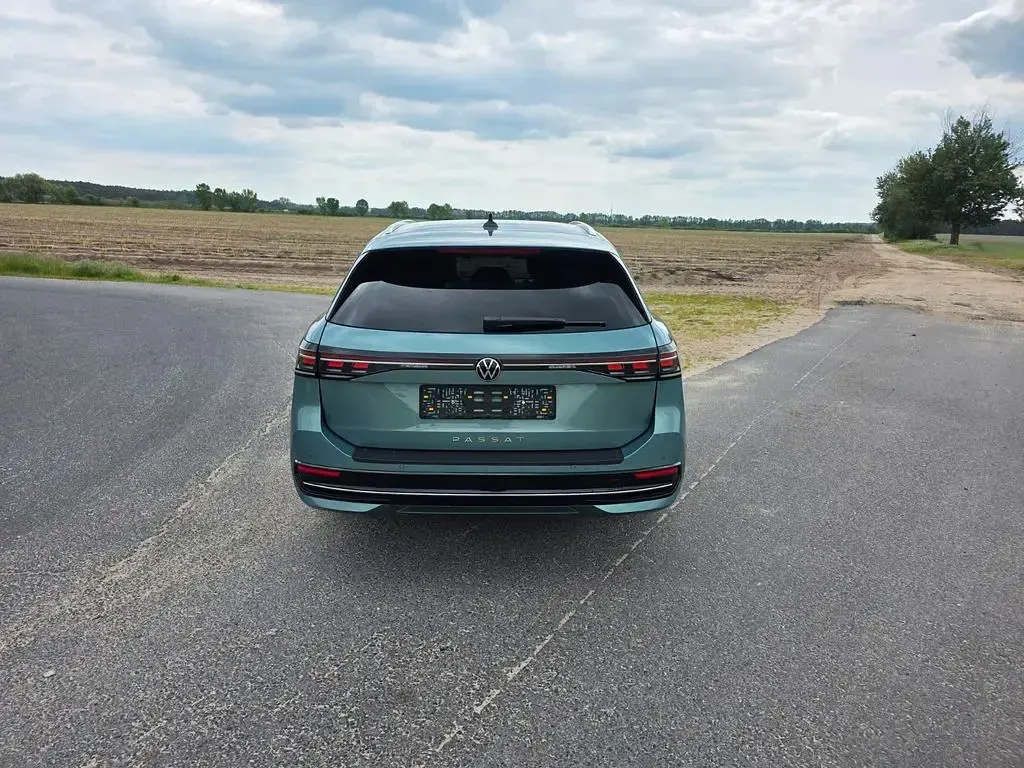 Gebraucht VW Passat Elegance 150 PS (110 kW) 2025 Grün Kombi