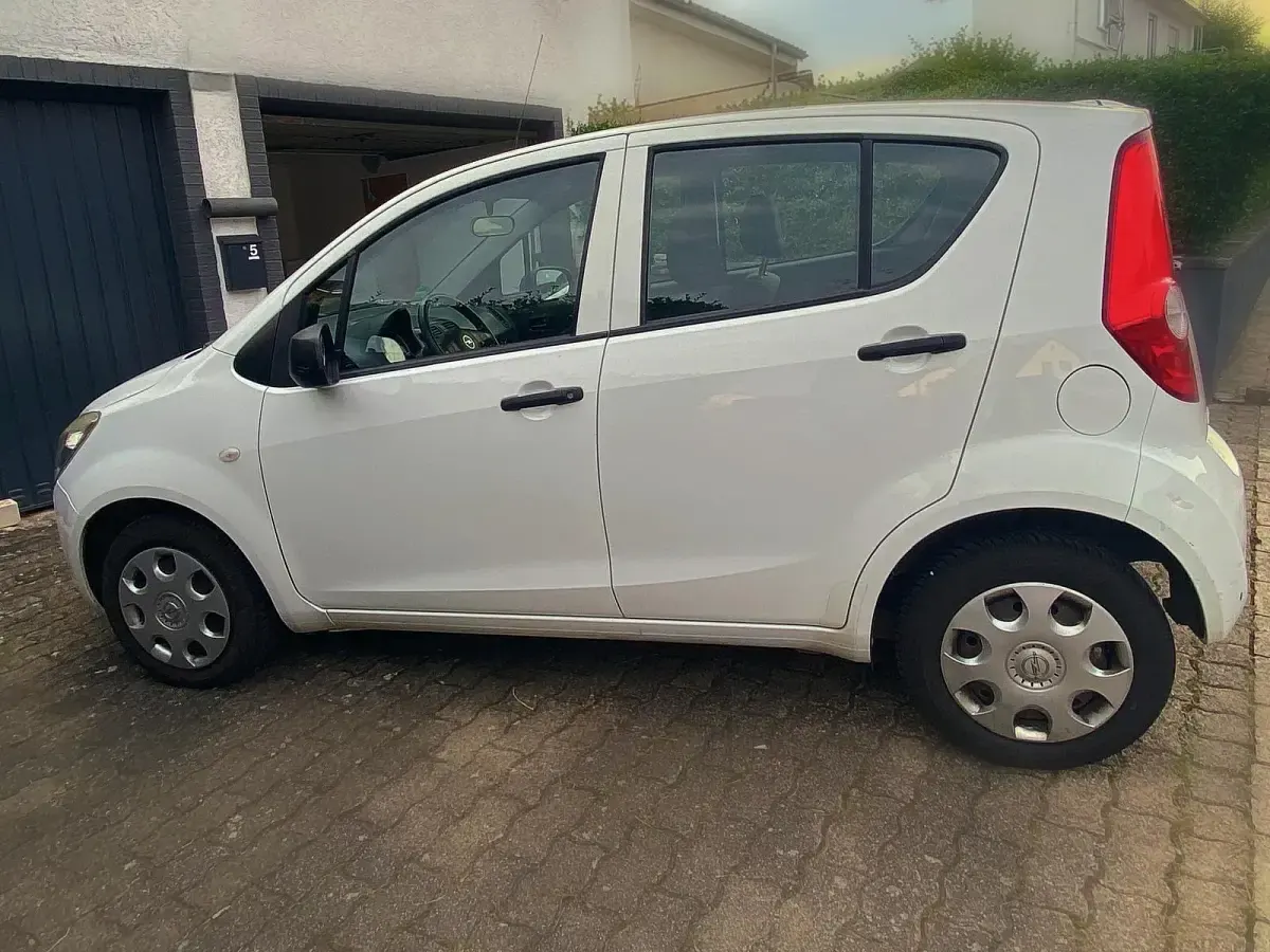 Gebraucht Opel Agila 68 PS (50 kW) 2014 Weiß Kleinwagen