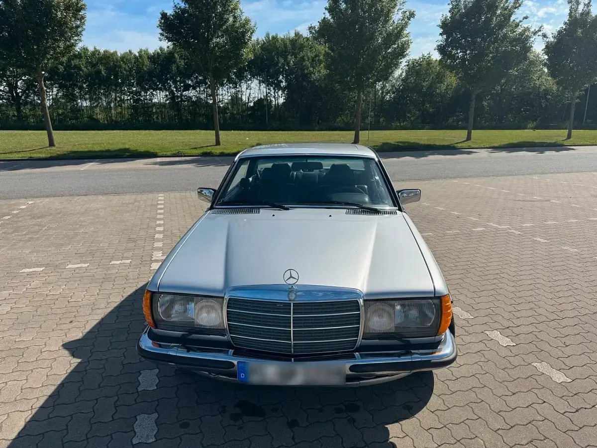 Gebraucht Mercedes 230 136 PS (100 kW) 1983 Silber Coupé