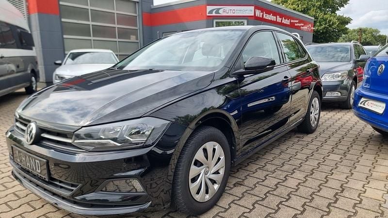 Schwarz (metallic) Gebraucht 2018 VW Polo Comfortline Kleinwagen | 11.898 € (Guter Preis) - Bild 1/4