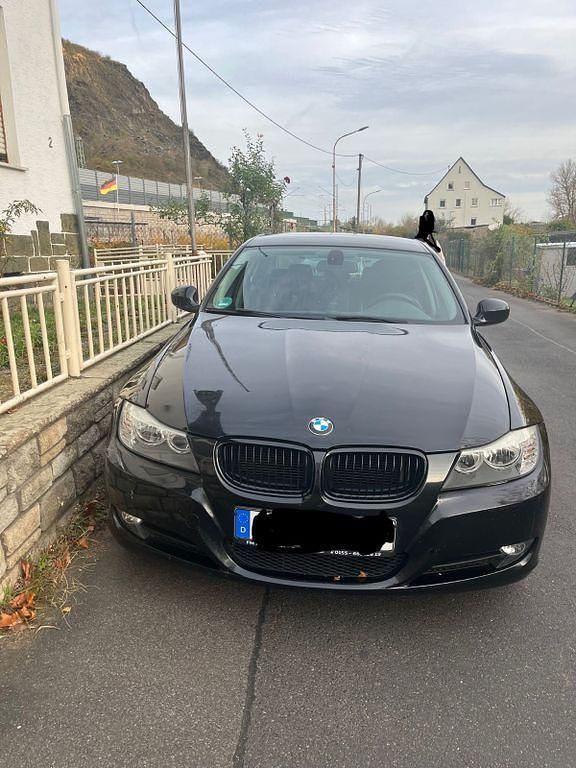 Schwarz Gebraucht 2011 BMW 318 Limousine | 5.250 € (Guter Preis) - Bild 1/4