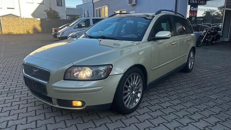 Grün Gebraucht 2004 Volvo V50 Momentum Kombi | 1.450 € (Superpreis) - Bild 1/4