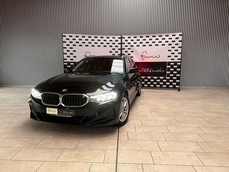 Schwarz Gebraucht 2023 BMW 318 Shadowline Kombi | 27.499 € (Fairer Preis) - Bild 1/4