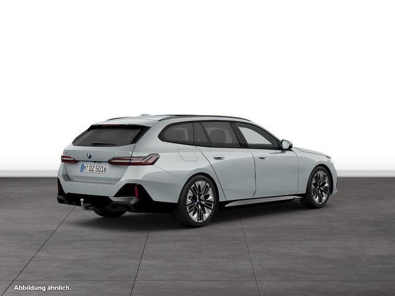 Brooklyn grau metallic Gebraucht 2024 BMW 540 Comfort Edition Kombi | 69.404 € - Bild 1/1