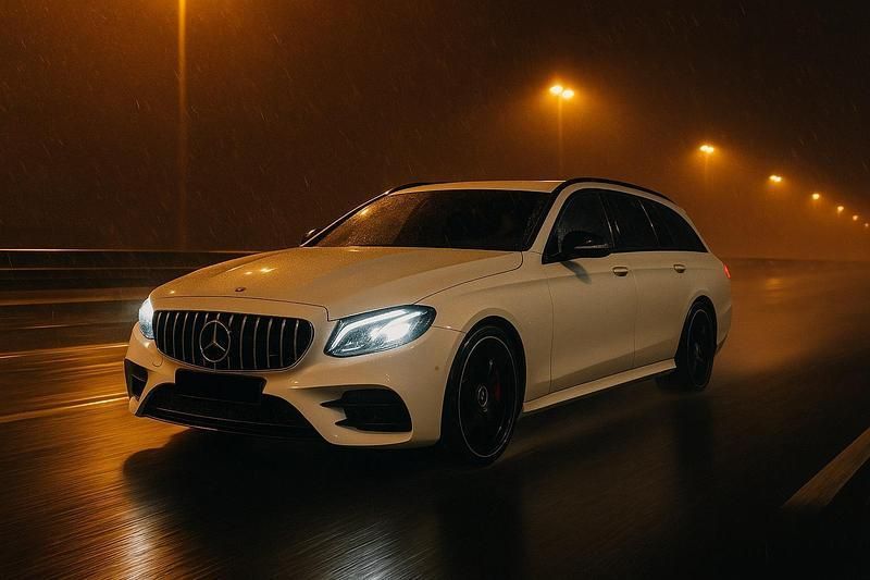 Weiß Gebraucht 2017 Mercedes E250 AMG line Kombi | 21.999 € (Fairer Preis) - Bild 1/4