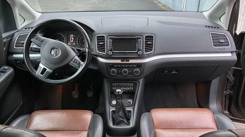 Braun Gebraucht 2013 VW Sharan Highline Van / Kleinbus | 10.950 € (Fairer Preis) - Bild 1/4