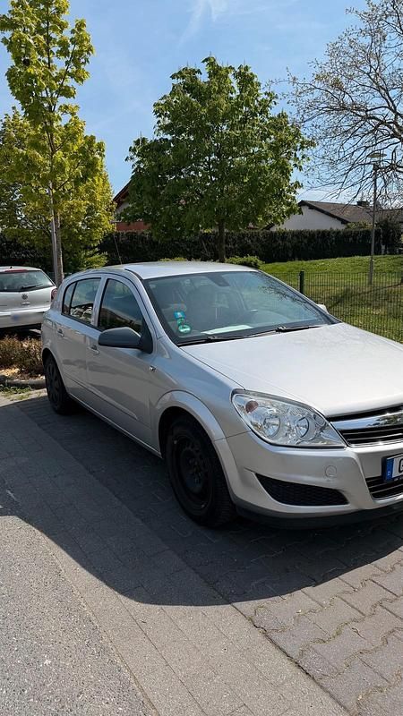 Używany Opel Astra 105 KM (77 kW) 2007 Srebrny Sedan/Limuzyna