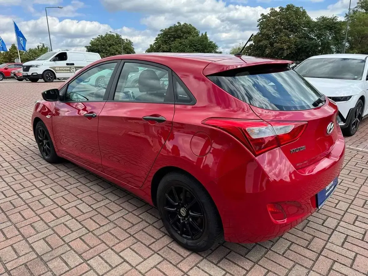 Gebraucht Hyundai i30 Classic 99 PS (72 kW) 2013 Cool red Limousine