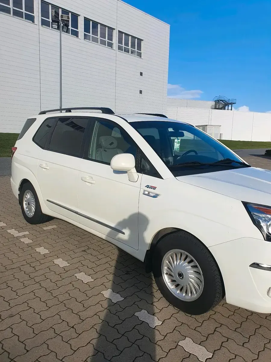 Gebraucht SsangYong Rodius 155 PS (114 kW) 2014 Weiß Van / Kleinbus