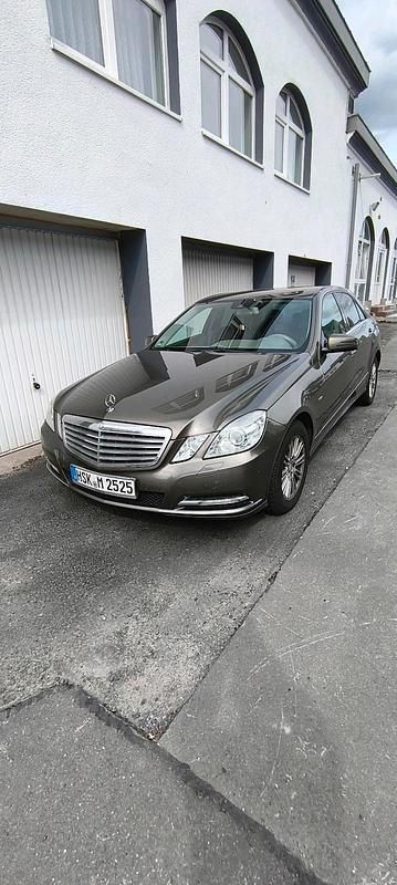Braun Gebraucht 2010 Mercedes E300 Limousine | 9.200 € (Guter Preis) - Bild 1/4