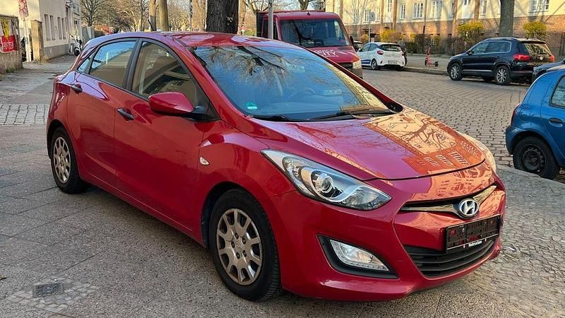 Gebraucht Hyundai i30 Trend 99 PS (72 kW) 2013 Rot Limousine