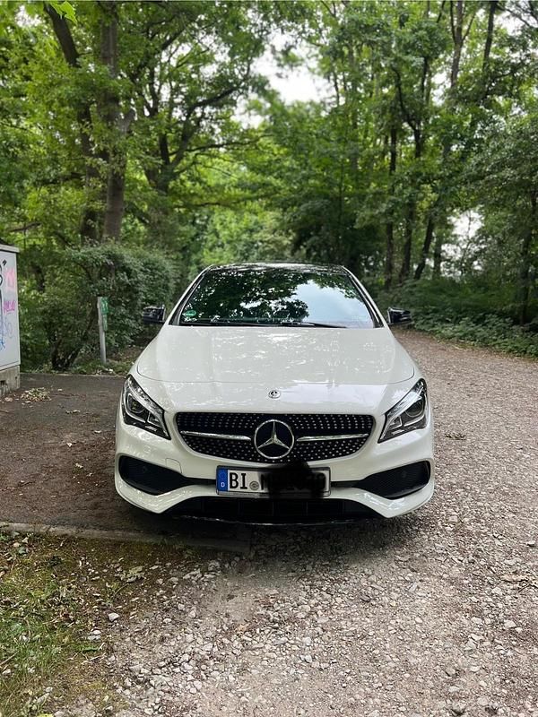 Weiß Gebraucht 2017 Mercedes CLA180 Shooting Brake AMG line Kombi | 16.000 € (Fairer Preis) - Bild 1/4