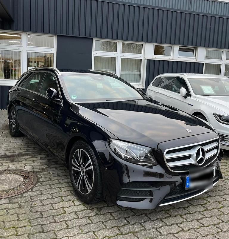 Schwarz Gebraucht 2019 Mercedes E220 AMG line Kombi | 26.700 € (Guter Preis) - Bild 1/4