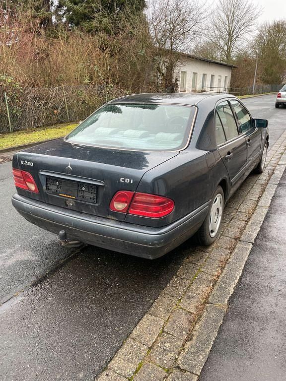Gebraucht Mercedes E220 Classic 125 PS (91 kW) 1999 Blau Limousine
