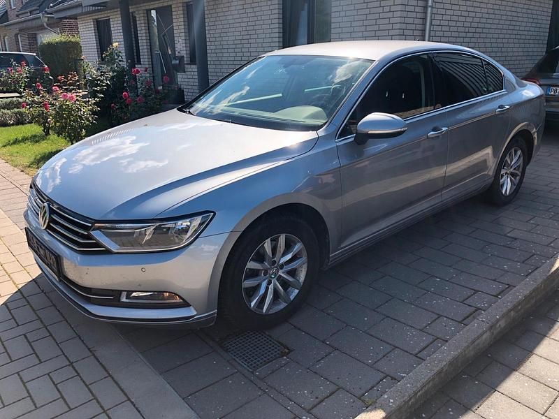 Grau Gebraucht 2018 VW Passat Limousine | 14.500 € (Guter Preis) - Bild 1/4