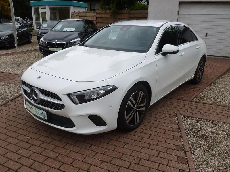 Weiß Gebraucht 2020 Mercedes A180 Limousine | 19.900 € (Fairer Preis) - Bild 1/4