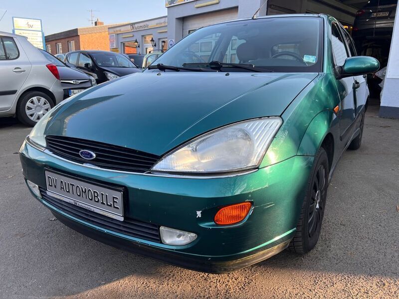 Grün Gebraucht 1999 Ford Focus Trend Limousine | 1.950 € (Fairer Preis) - Bild 1/4