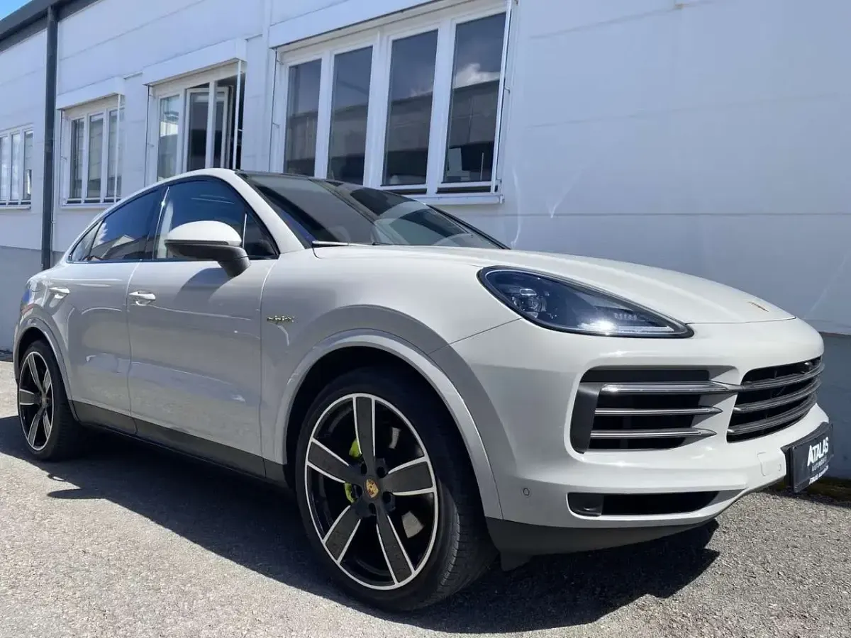 Gebraucht Porsche Cayenne E-Hybrid Coupe Platinum Edition 462 PS (339 kW) 2022 Racetrackgrey/weisskreide/cray SUV
