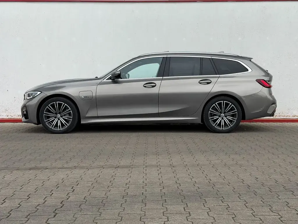 Gebraucht BMW 330e M Sport 252 PS (185 kW) 2022 Grau Kombi