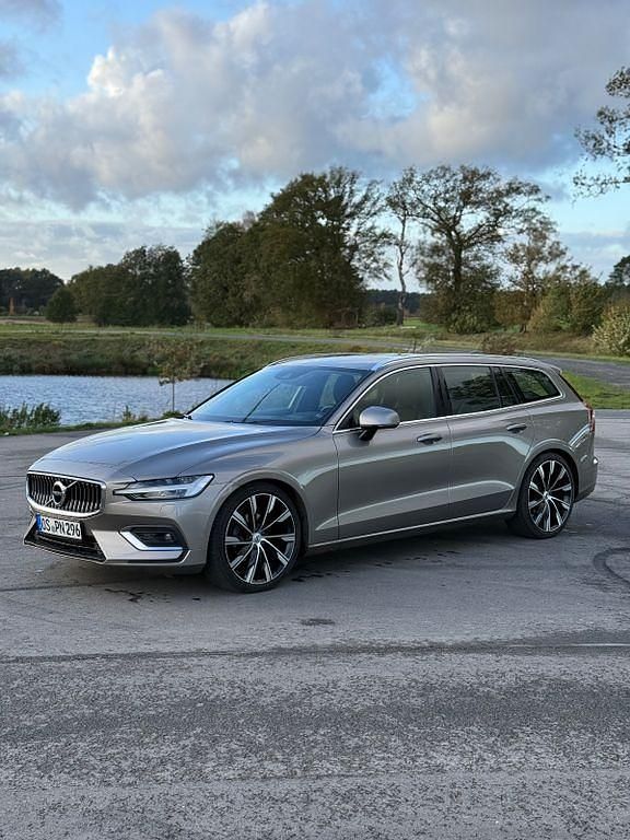 Grau Gebraucht 2018 Volvo V60 Inscription Kombi | 25.600 € (Teuer) - Bild 1/4