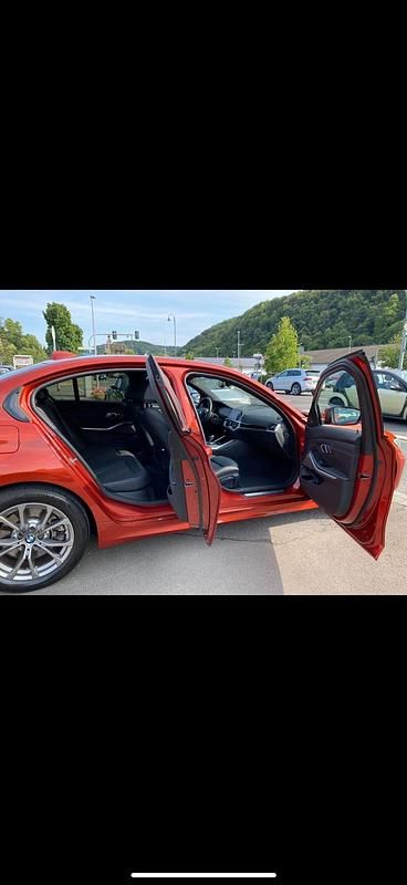Orange Gebraucht 2019 BMW 330 Sport Line Limousine | 24.700 € (Teuer) - Bild 1/4