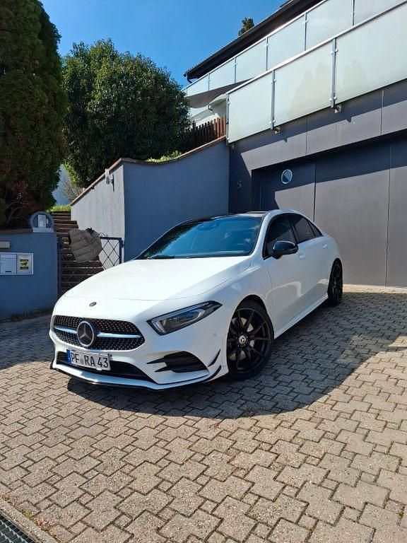 Weiß Gebraucht 2020 Mercedes A250 AMG line Limousine | 26.000 € (Superpreis) - Bild 1/4