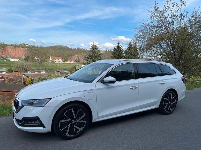 Weiß met. Gebraucht 2021 Skoda Octavia Style Kombi | 24.390 € (Fairer Preis) - Bild 1/4