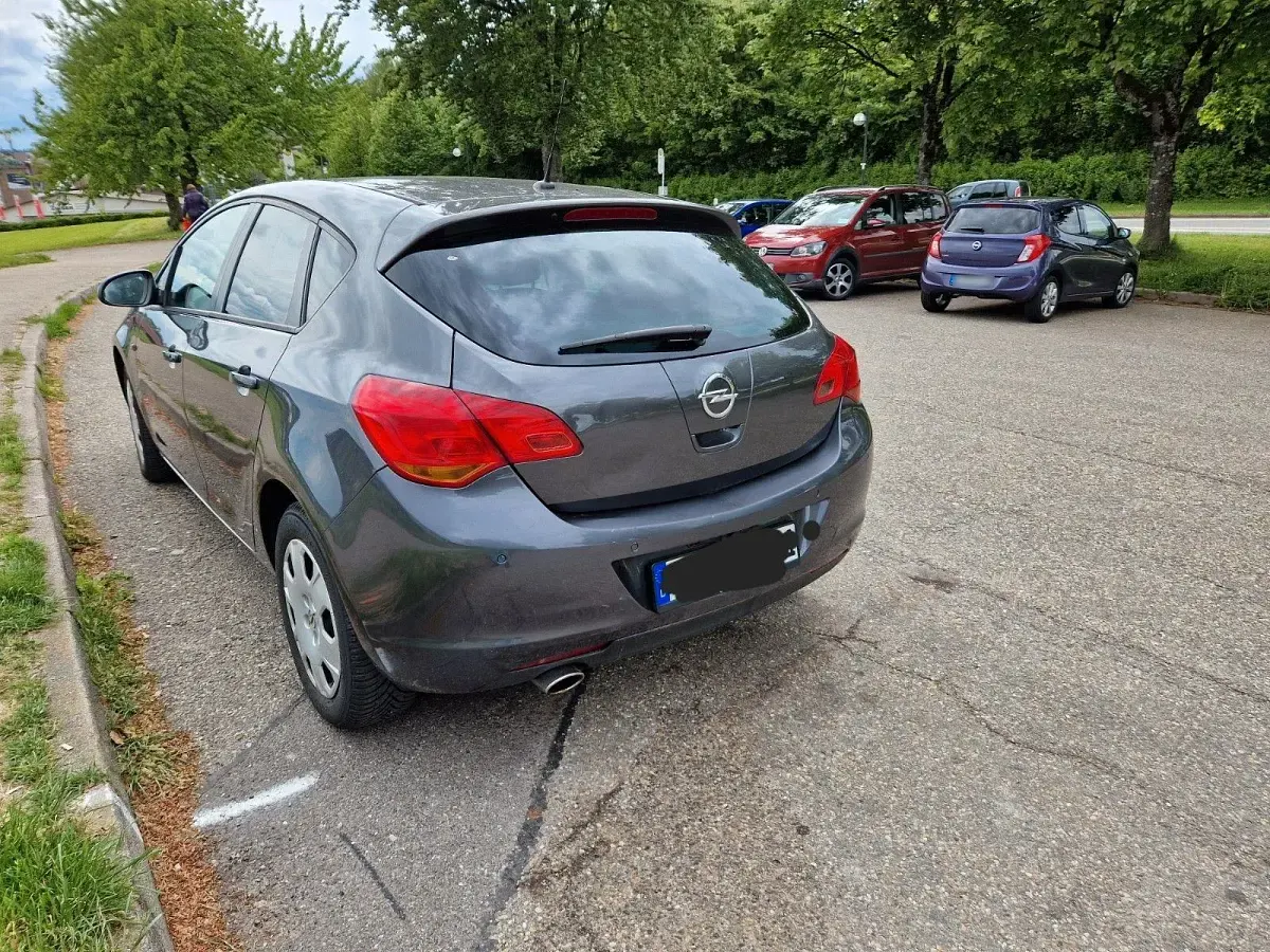 Usado Opel Astra Edition 140 HP (102 kW) 2011 Cinzento Sedan