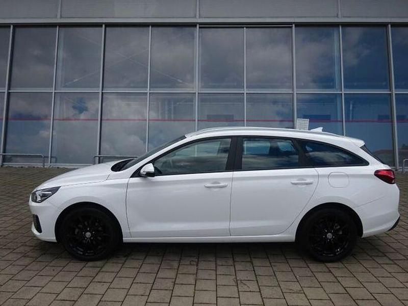 Weiß Gebraucht 2023 Hyundai i30 Comfort Kombi | 19.550 € (Fairer Preis) - Bild 1/4