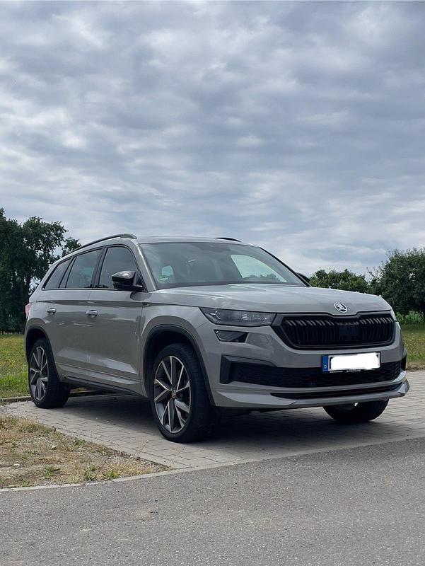 Grau Gebraucht 2023 Skoda Kodiaq SportLine SUV | 38.400 € (Fairer Preis) - Bild 1/4
