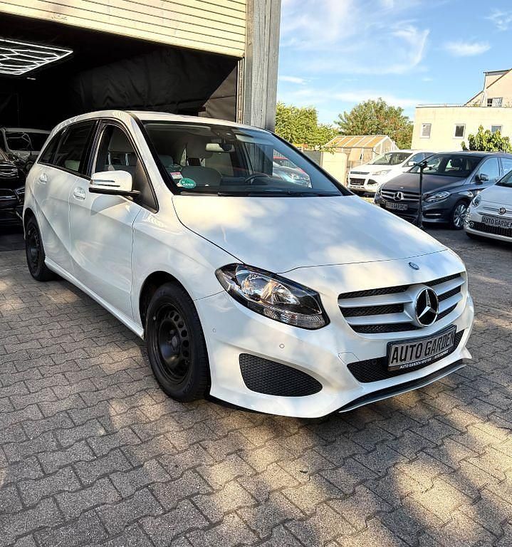 Weiß Gebraucht 2015 Mercedes B160 Van / Kleinbus | 11.990 € - Bild 1/4