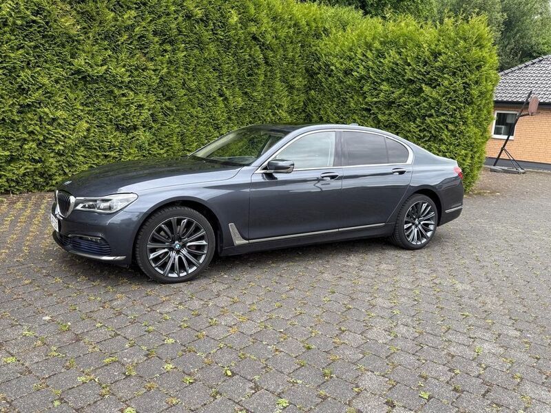 Grau Gebraucht 2016 BMW 730 Limousine | 24.699 € (Superpreis) - Bild 1/4