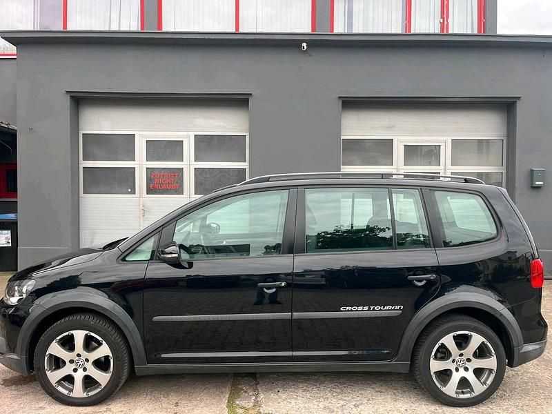 Schwarz Gebraucht 2011 VW Touran Van / Kleinbus | 10.950 € (Etwas zu teuer) - Bild 1/4