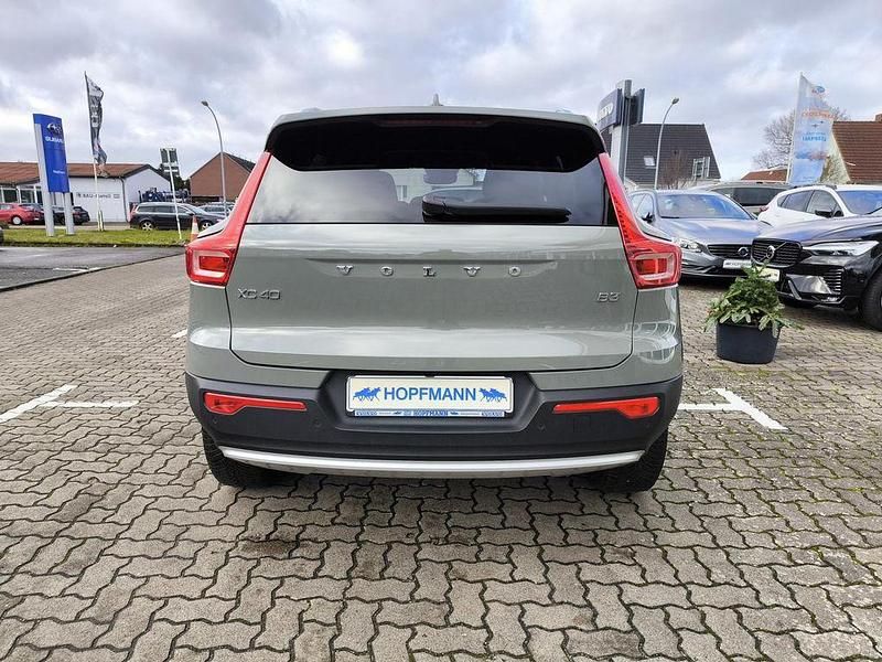 Gebraucht Volvo XC40 163 PS (119 kW) 2022 Sage green / metallic SUV