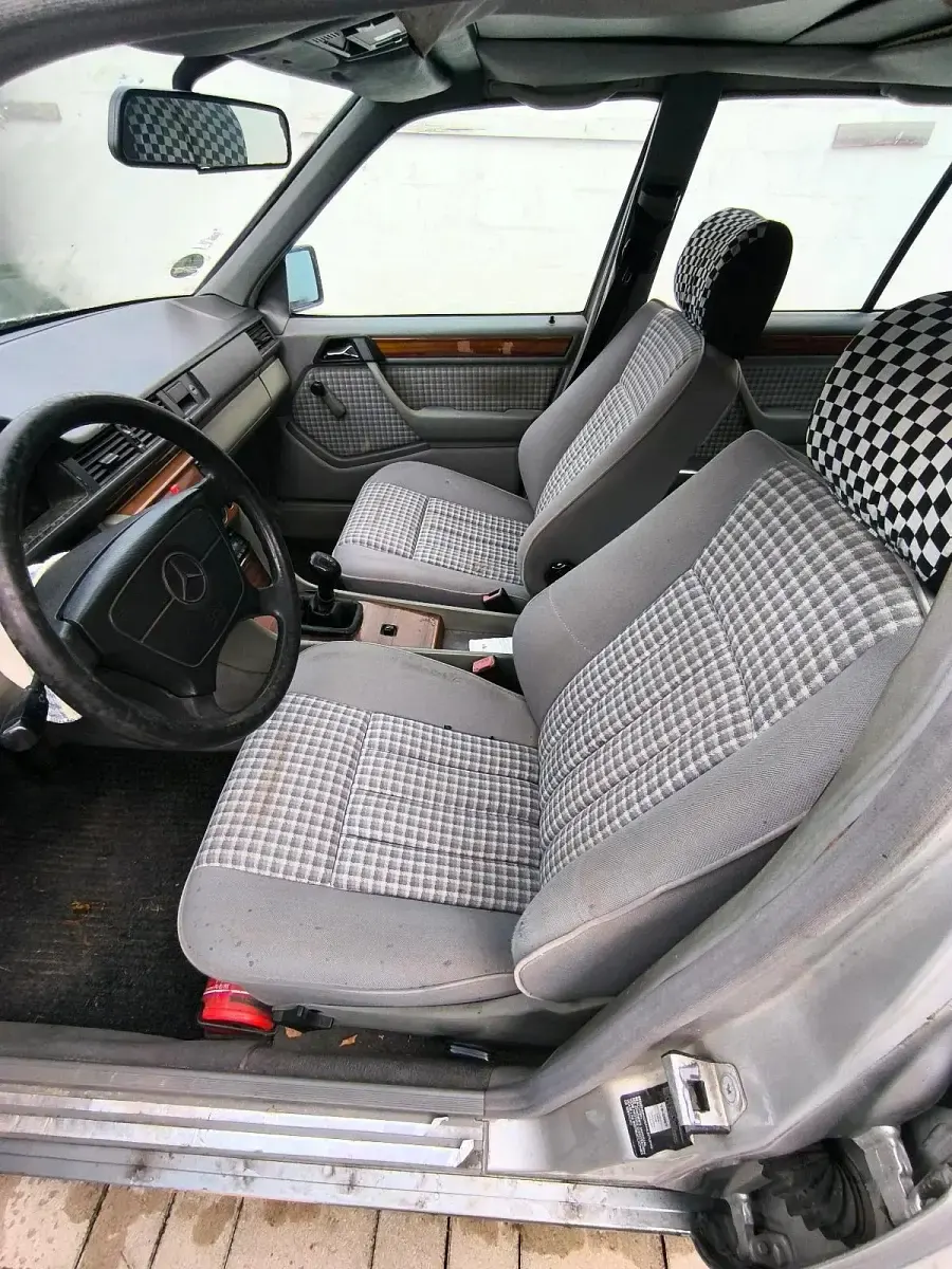 Gebraucht Mercedes E250 90 PS (66 kW) 1992 Limousine