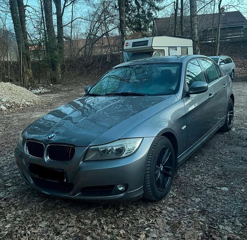 Gebraucht BMW 320 163 PS (119 kW) 2010 Grau Limousine