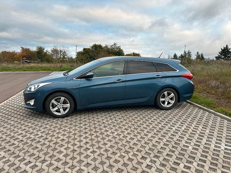 Blau Gebraucht 2011 Hyundai i40 Kombi | 4.620 € (Superpreis) - Bild 1/4