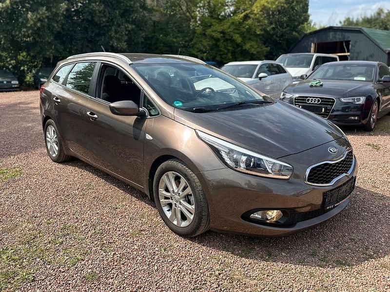 Braun Gebraucht 2013 Kia Ceed Edition 7 Limousine | 6.900 € (Fairer Preis) - Bild 1/4