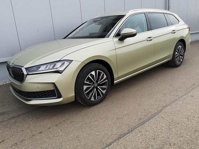 Ice tea yellow metallic Neu 2025 Skoda Superb Selection | 44.390 € (Superpreis) - Bild 1/4