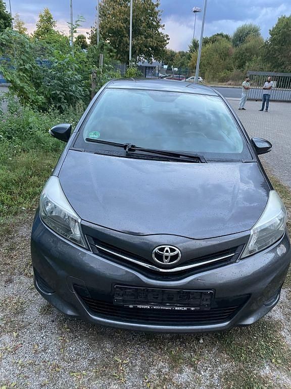 Grau Gebraucht 2013 Toyota Yaris Life Kleinwagen | 3.800 € (Fairer Preis) - Bild 1/4