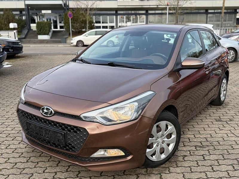 Gebraucht Hyundai i20 Trend 84 PS (61 kW) 2015 Braun Kleinwagen