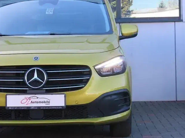 Gebraucht Mercedes T180 131 PS (96 kW) 2024 Gelb Van / Kleinbus