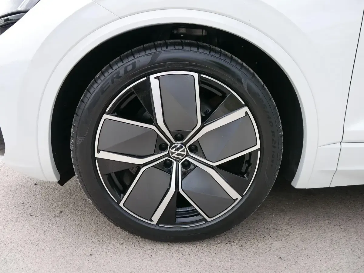 Gebraucht VW Touareg Edition 286 PS (210 kW) 2026 Oryxweiß perlmutteffekt SUV