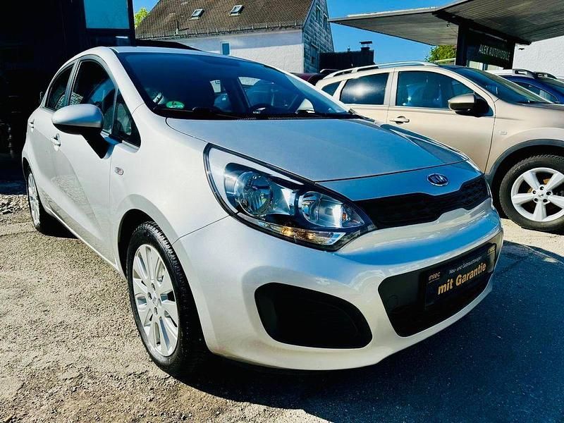 Silber Gebraucht 2011 Kia Rio DREAM-TEAM Edition Limousine | 5.650 € (Fairer Preis) - Bild 1/4